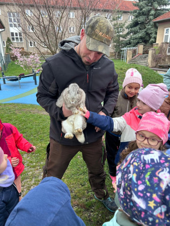 Na zahradu nám přijel traktor